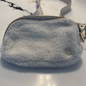 Lululemon Everywhere Belt Bag Fanny Pack Crossbody 1L in Cream Sherpa Fleece